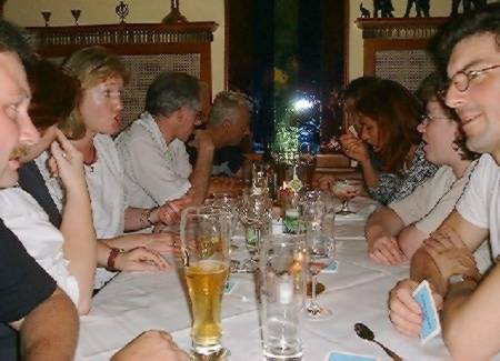 Zu sp�terer Stunde schon eine leicht dezimierte, zusammenger�ckte Runde